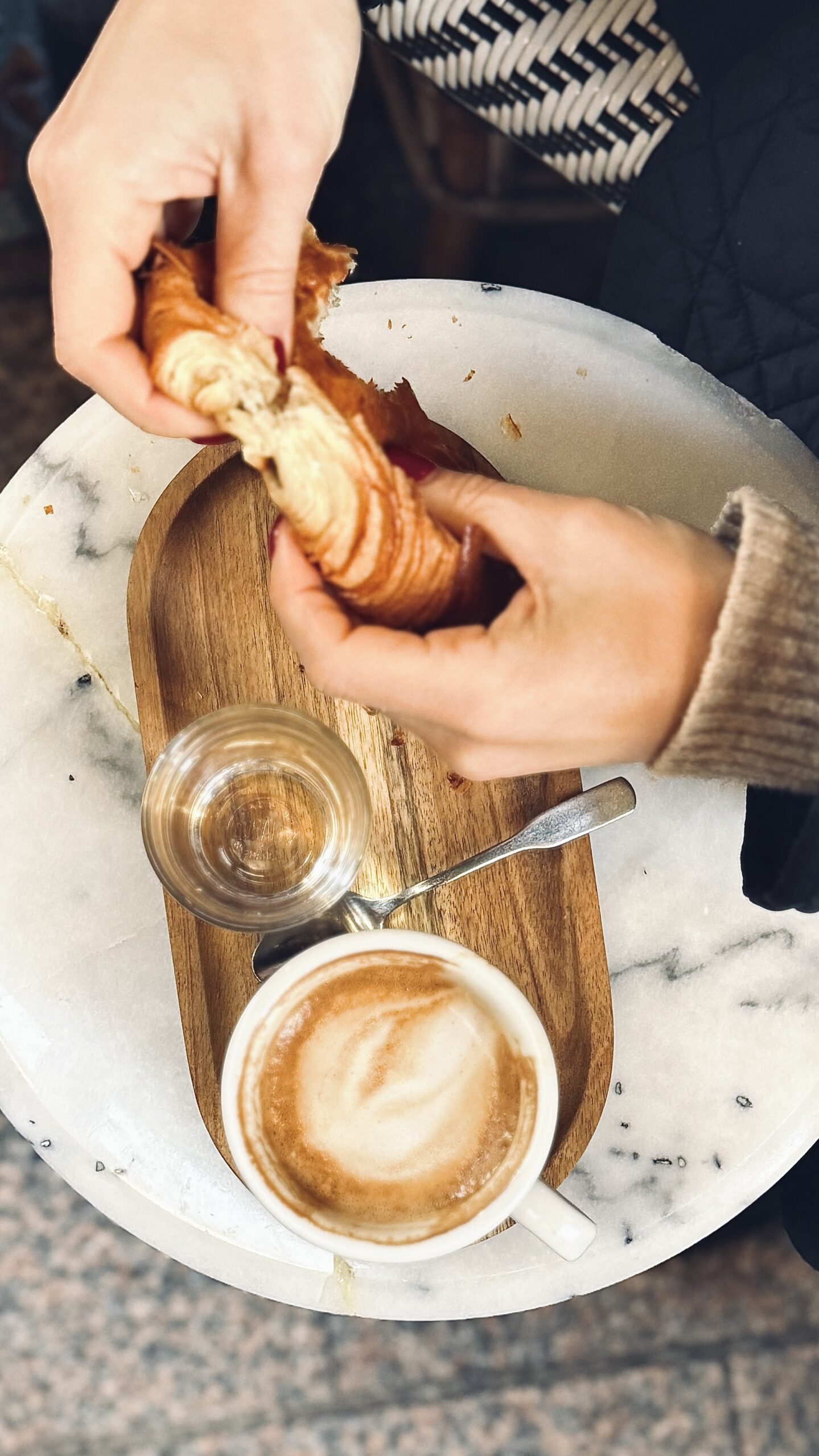 Café, croissant